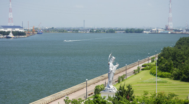 富山新港を一望する展望台と弁財天